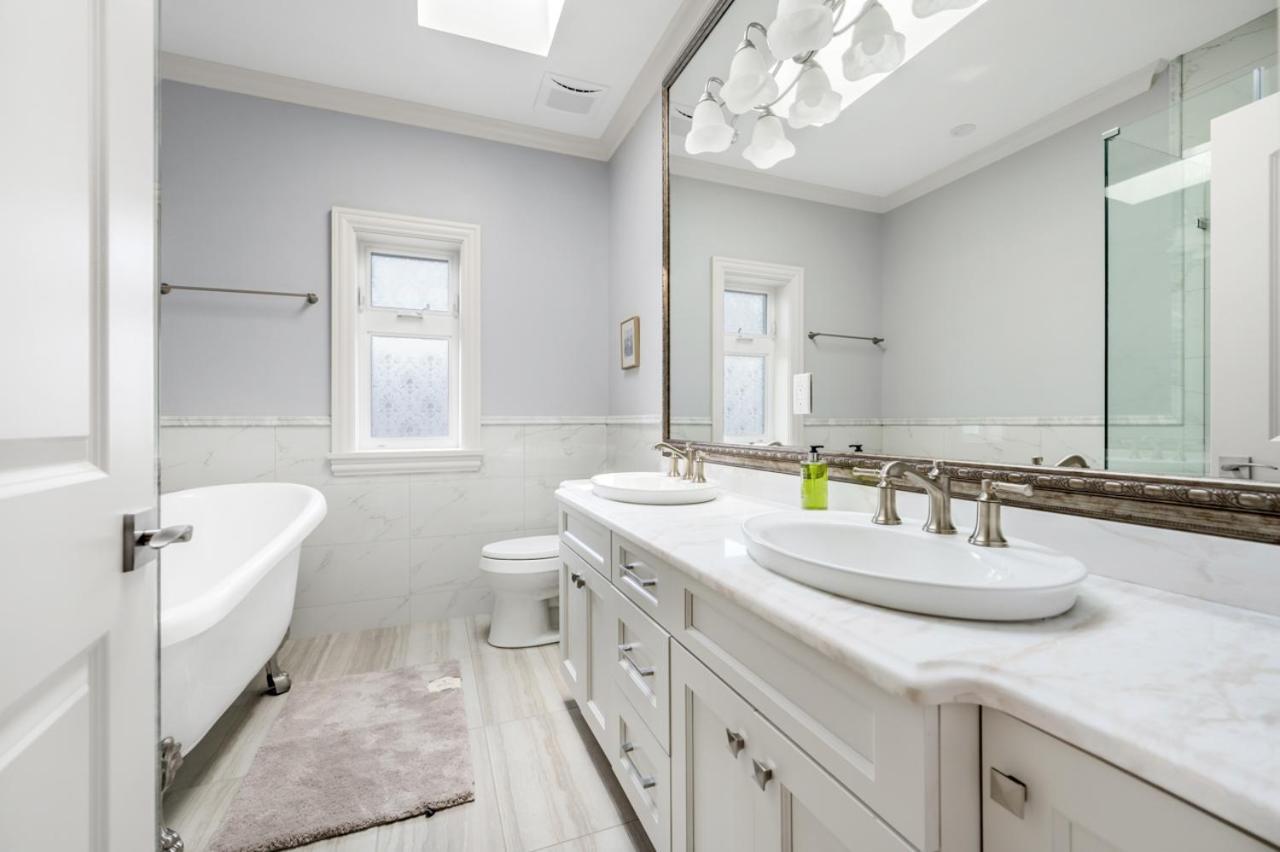 Vancouver Haven: Luxurious Private Bedroom Near Attractions Экстерьер фото