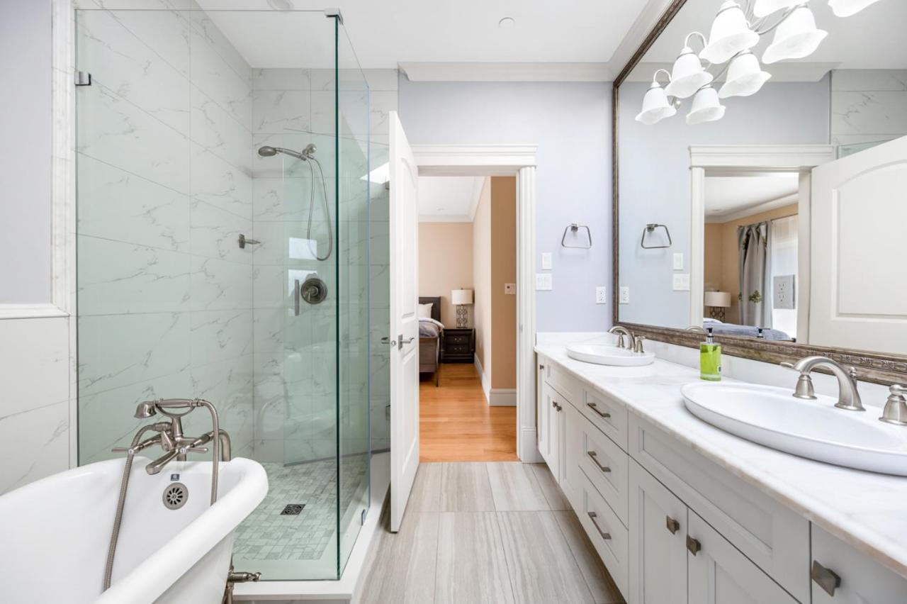 Vancouver Haven: Luxurious Private Bedroom Near Attractions Экстерьер фото